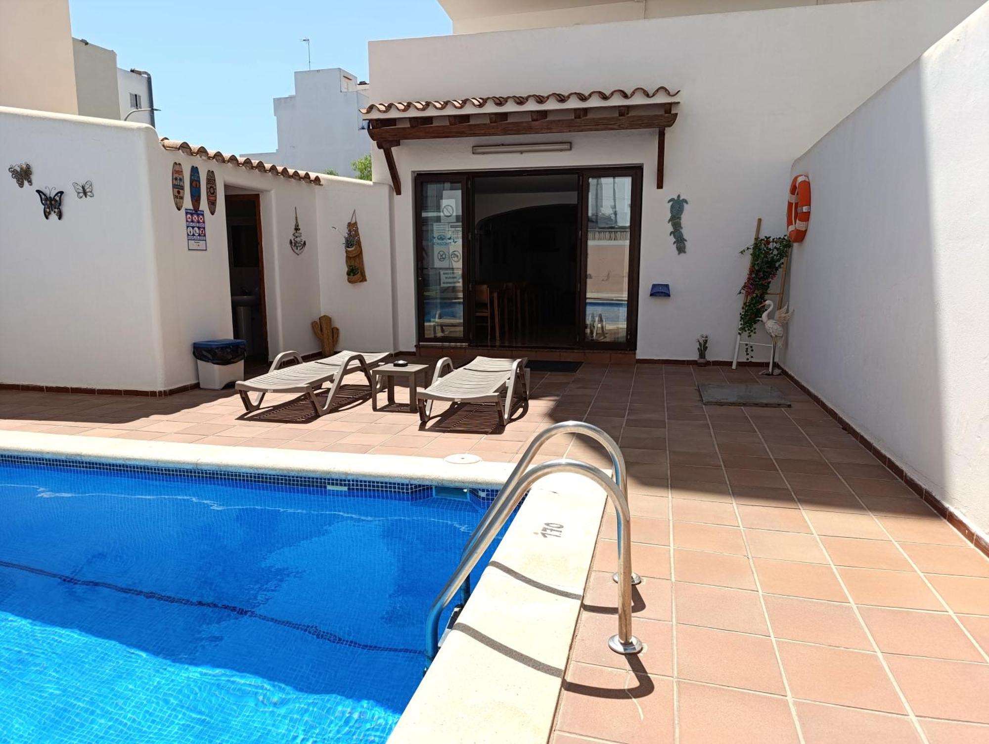Hostal Horizonte San Antonio  Exterior photo A typical Spanish swimming pool